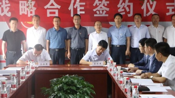 6月25日下午,壹号pg娱乐电子游戏-壹号电子娱乐app下载娱乐平台登录入口与农发行张掖市分行签署战略合作协议,壹号pg娱乐电子游戏-壹号电子娱乐app下载娱乐平台登录入口(民乐)新能源有限公司与农发行民乐县支行签订融资贷款协议,仪式在壹号pg娱乐电子游戏-壹号电子娱乐app下载娱乐平台登录入口民乐100MW光伏发电项目现场举行。甘肃建投党委